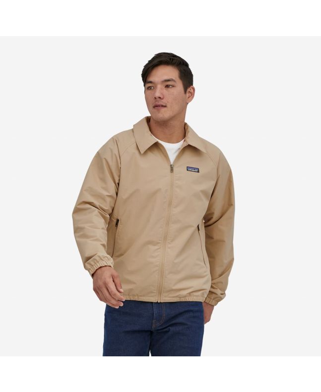 Hombre con chaqueta de entretiempo Patagonia Baggies Jacket Oar Tan
