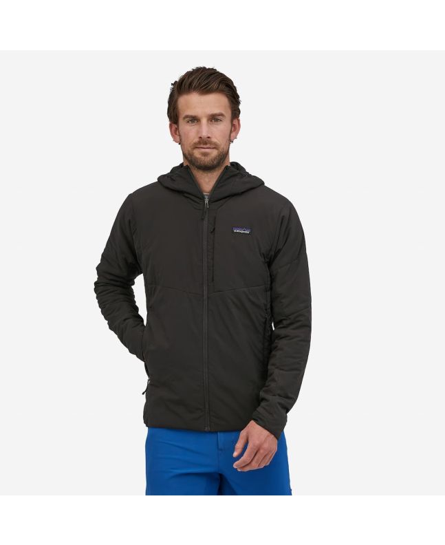 Hombre con Chaqueta impermeable plegable Patagonia M's Nano-Air Hoody Negra