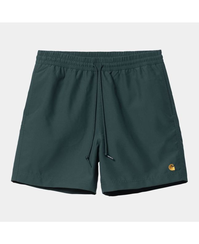 Bañador Carhartt WIP Chase Swim Trunks verde con el logo dorado para hombre