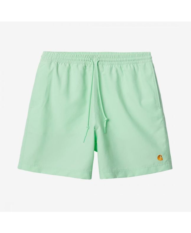 Bañador Carhartt WIP Chase Swim Trunks verde menta con el logo dorado para hombre