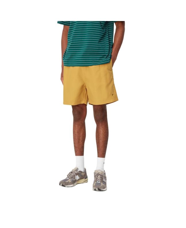 Hombre con Bañador Carhartt WIP Chase Swim Trunks Amarillo con logo dorado