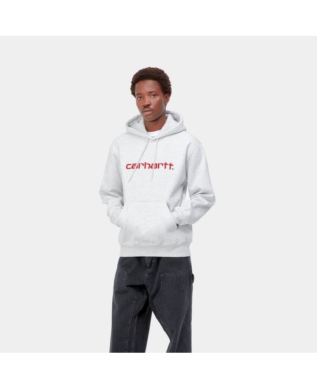 Hombre con sudadera de capucha Carhartt WIP Hooded Carhartt Sweat gris con logo rojo