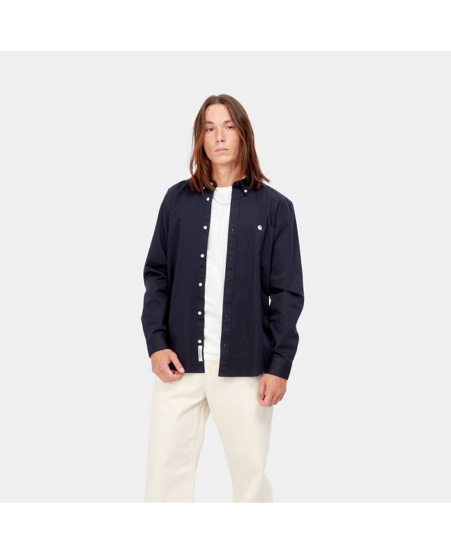 Hombre con camisa de manga larga Carhartt WIP Madison azul marino logo blanco cera