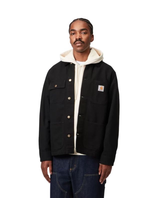 Hombre con chaqueta Carhartt WIP Michigan Coat negra