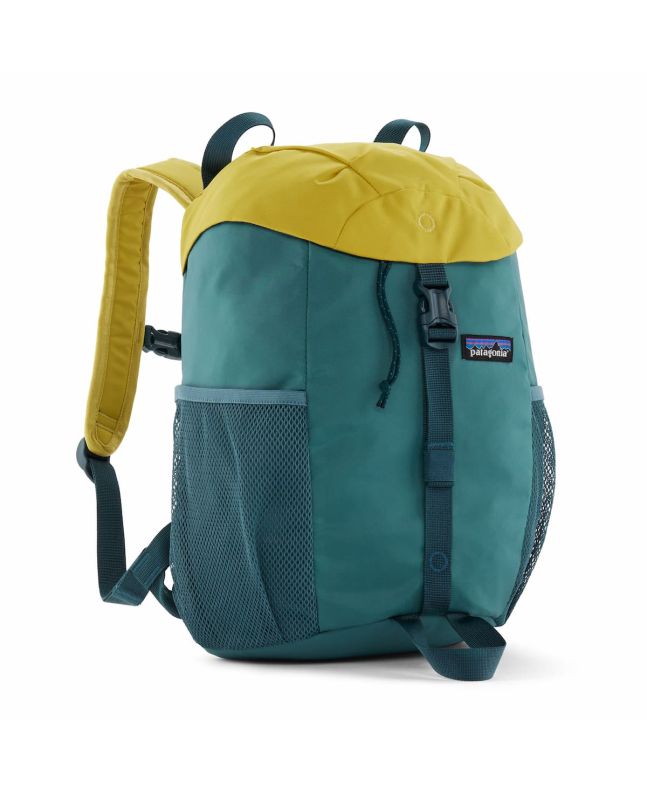 Mochila Patagonia Kids Refugito Daypack 12L color Wetland Blue para niño/a – vista frontal con cierre de hebilla y bolsillos de malla