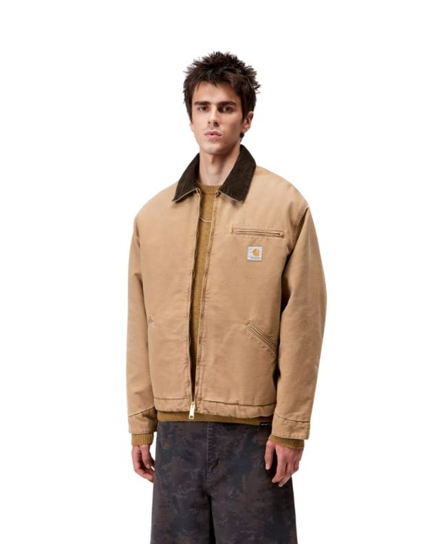 Hombre con chaqueta workwear Carhartt WIP OG Detroit Jacket Marrón Stone Canvas