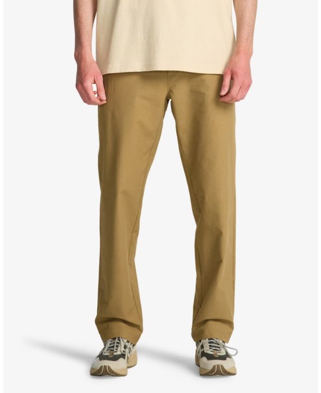 Hombre con pantalón técnico Billabong Surftrek Plus Marrón Gravel