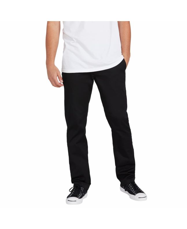 Hombre con pantalones chinos Volcom Frickin Modern Stretch Negros 