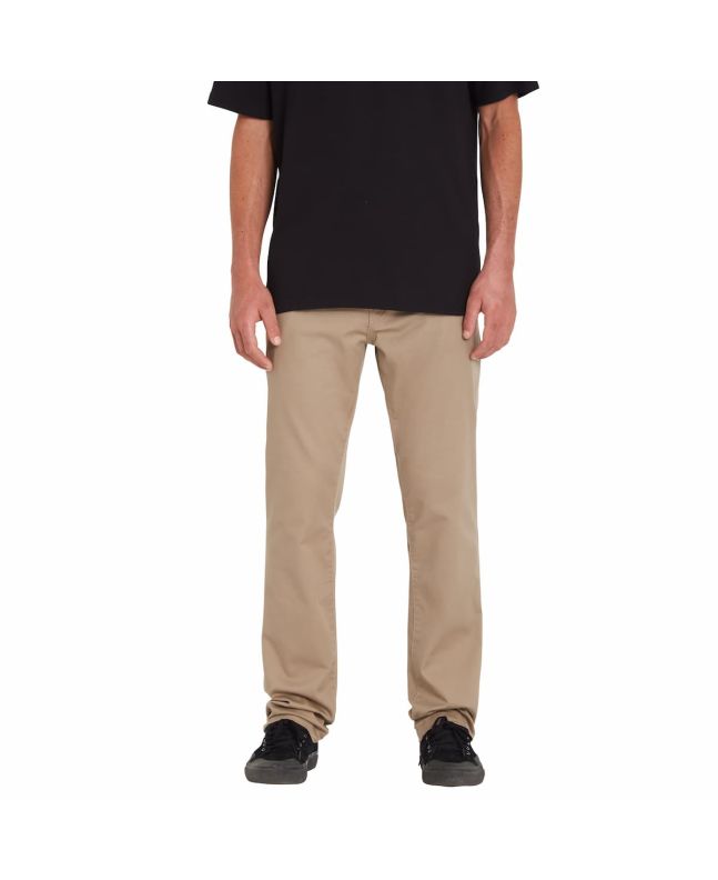 Hombre con pantalones tipo chino Volcom Frickin Modern Stretch caqui