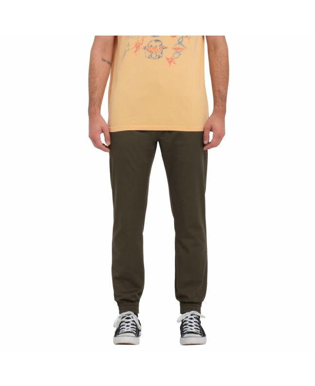 Hombre con pantalón deportivo Volcom Frickin Slim Tapered Jogger Verde 