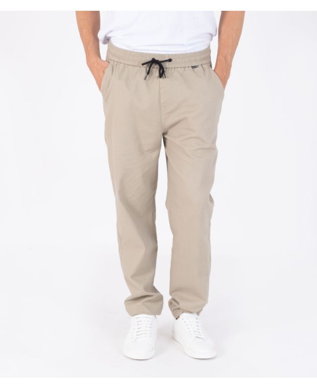 Hombre con pantalón Hurley Outsider Icon Pant caqui