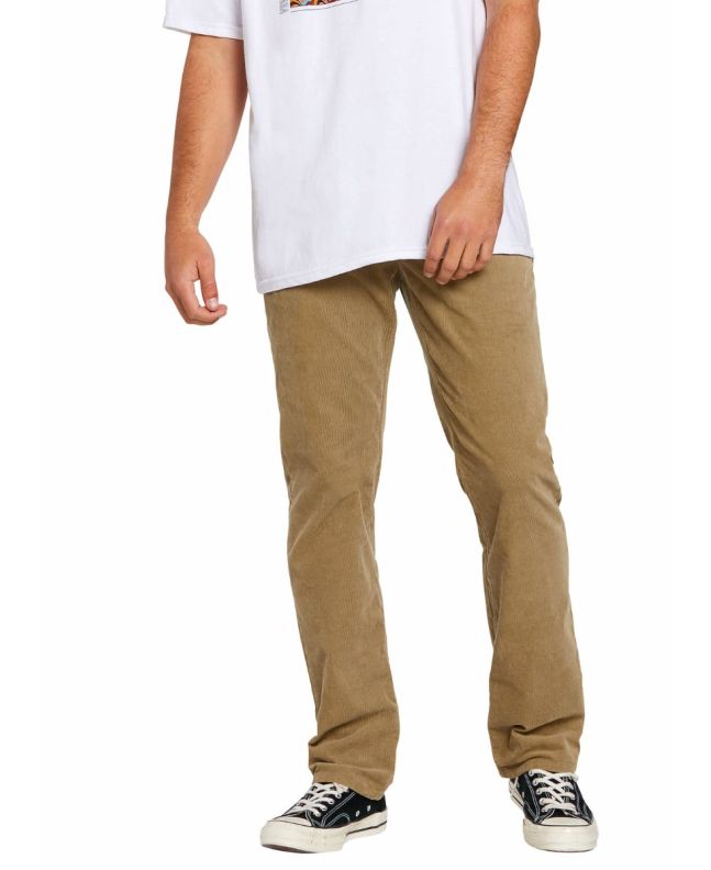 Hombre con pantalón de pana Volcom Solver 5 Pocket Khaki