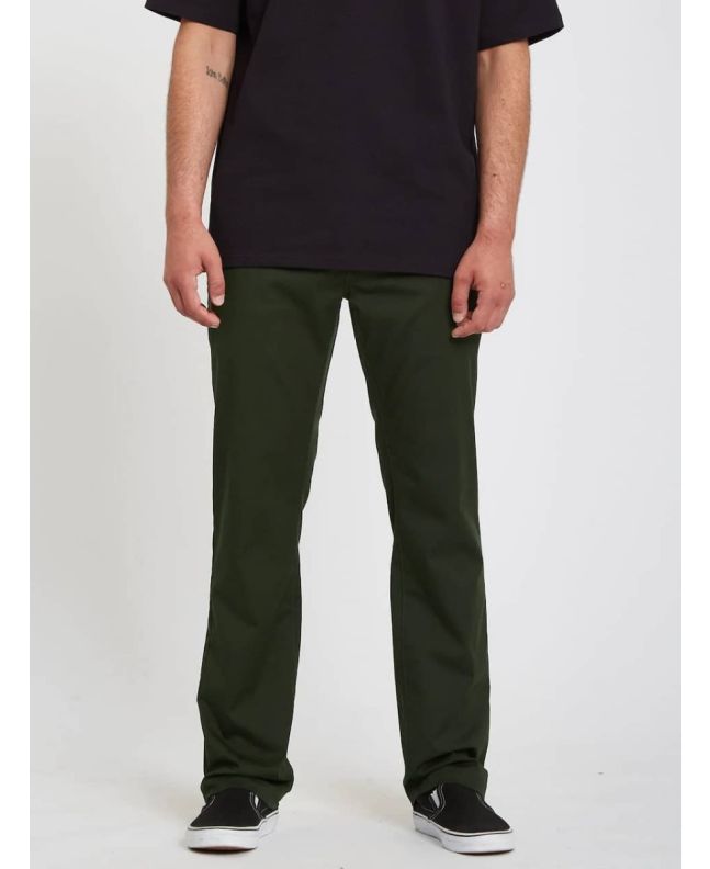 Hombre con pantalón chino Volcom Frickin Modern Stretch verde 