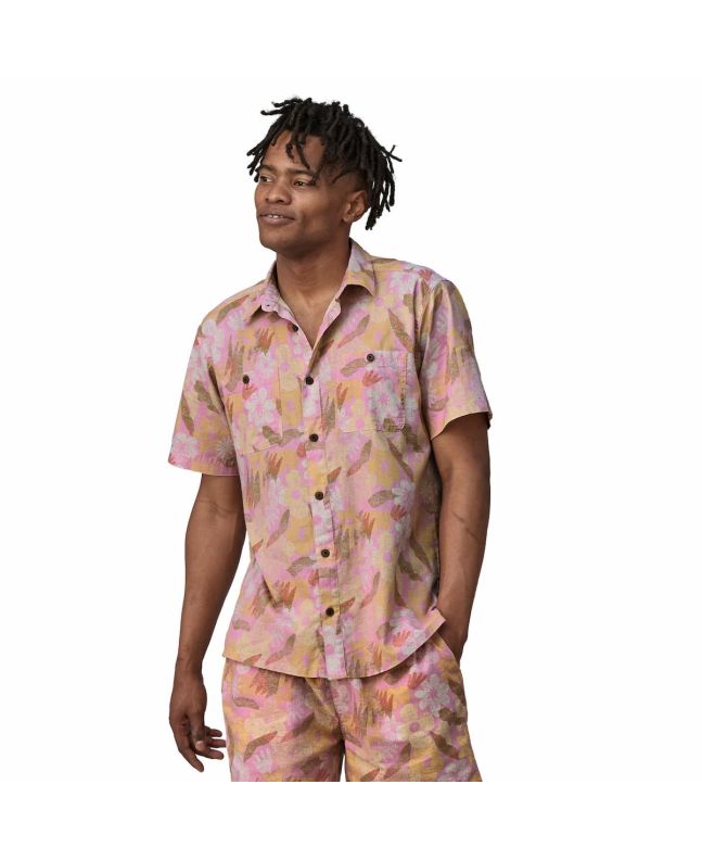 Hombre con camisa de manga corta Patagonia M's Back Step Shirt Channeling Spring Milkweed Mauve