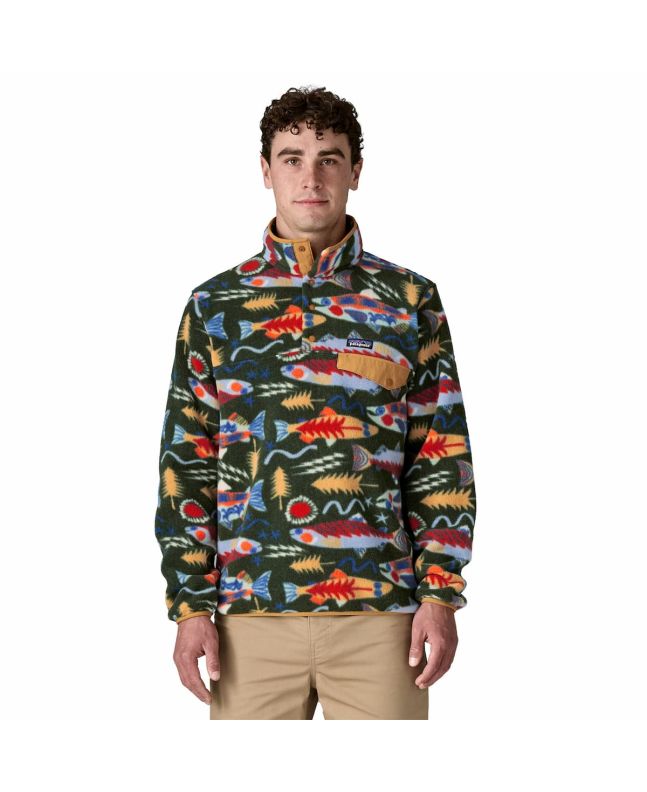 Hombre con suéter polar Patagonia Lightweight Synchilla Snap-T Salmon Energy Verde