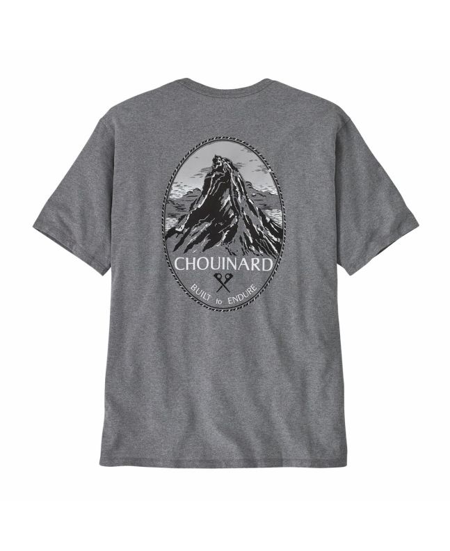 Camiseta de manga corta gris Patagonia Chouinard Crest Pocket Tee para hombre con gráfico de montaña 
