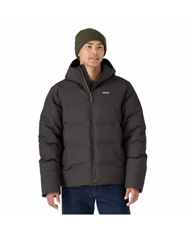 Hombre con plumífero Patagonia Jackson Glacier Jacket Negro