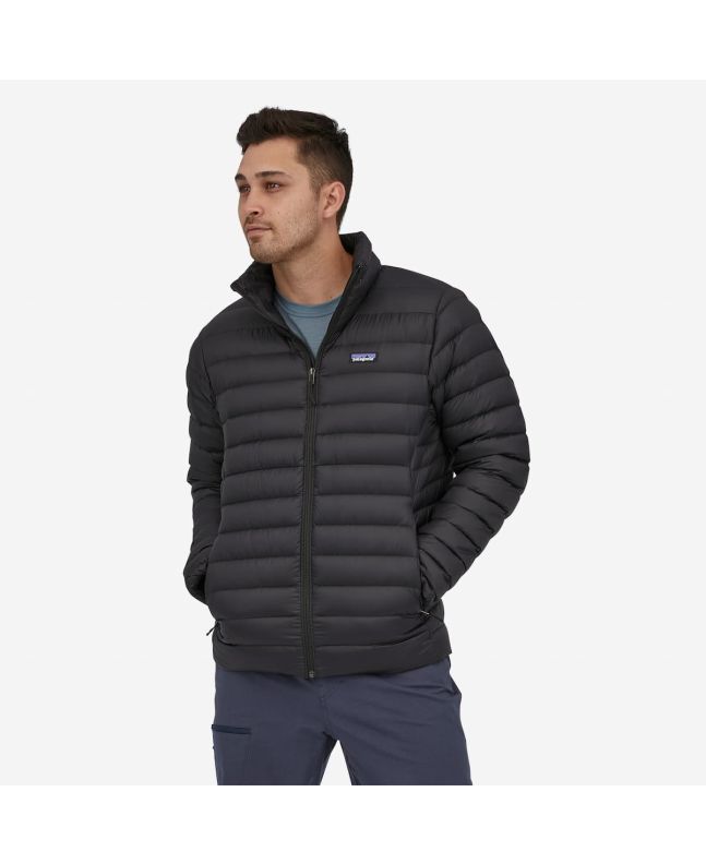 Hombre con chaqueta acolchada plegable Patagonia M's Down Sweater negra