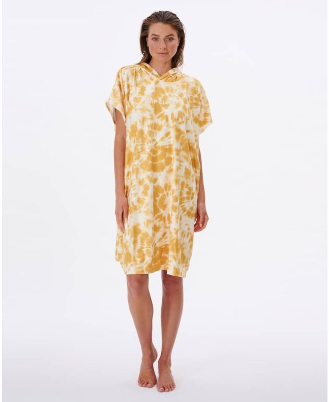 Mujer con Poncho de surf Rip Curl Classic Surf Hooded Towel Mostaza