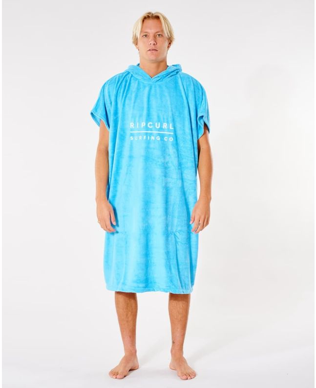 Hombre con poncho cambiador Rip Curl Mix Up Hooded Towel azul
