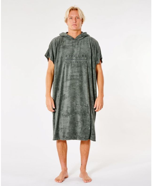 Hombre con poncho cambiador Rip Curl Mix Up Hooded Towel verde oliva
