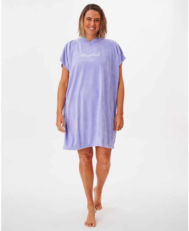 Mujer con Poncho cambiador para surf Rip Curl Script Hooded Towel Violeta