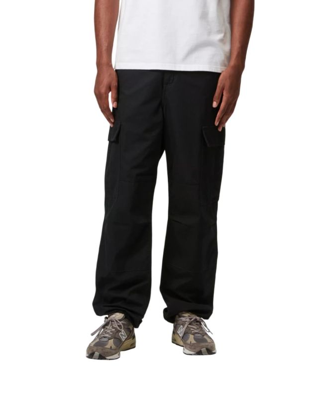 Hombre con Pantalón Carhartt WIP Regular Cargo Pant Black Rinsed