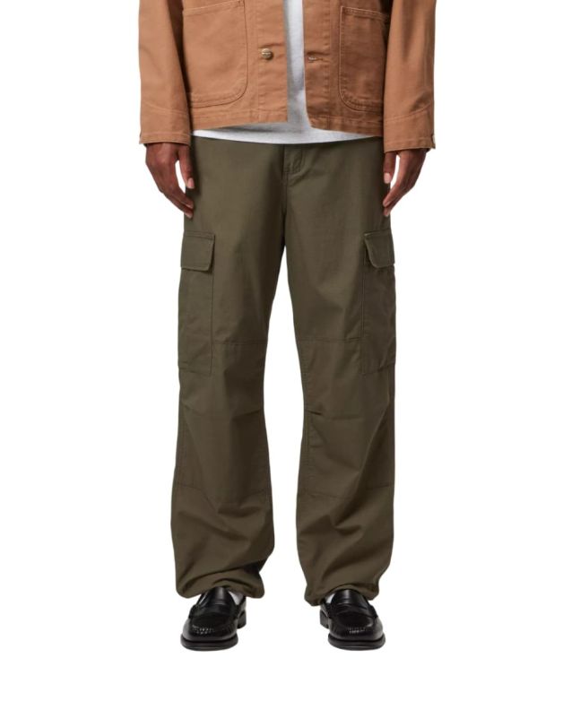 Hombre con Pantalón Carhartt WIP Regular Cargo Pant Verde Ciprés