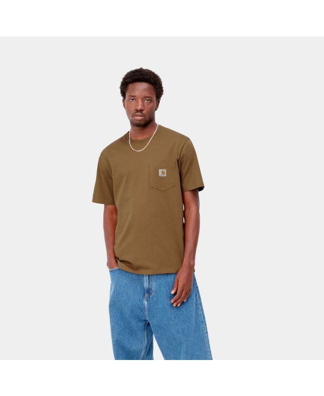 Hombre con camiseta de manga corta con bolsillo Carhartt WIP Pocket T-Shirt marrón