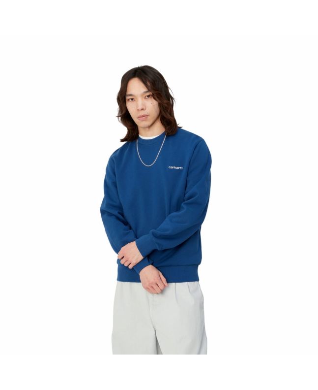 Hombre con sudadera Carhartt WIP Script Embroidery Sweatshirt Azul con logo blanco