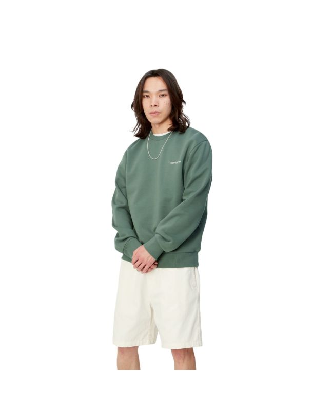 Hombre con sudadera Carhartt WIP Script Embroidery Sweat Verde con logo blanco