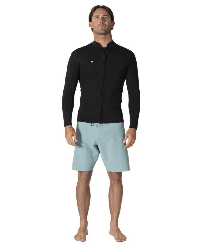 Hombre con Chaqueta de neopreno Vissla Solid Sets 2mm con cremallera frontal en color negro Black 2