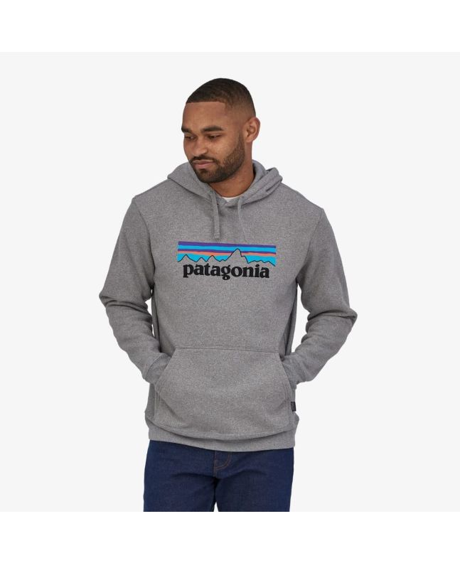 Hombre con sudadera de capucha Patagonia P-6 Logo Uprisal gris