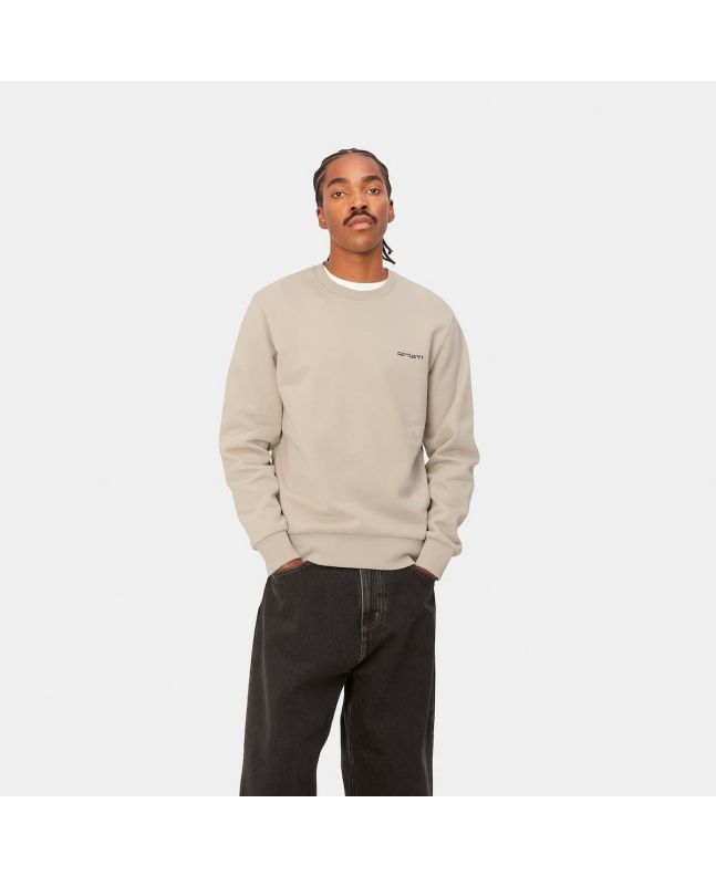 Hombre con sudadera Carhartt WIP Script Embroidery Beige con logo negro 