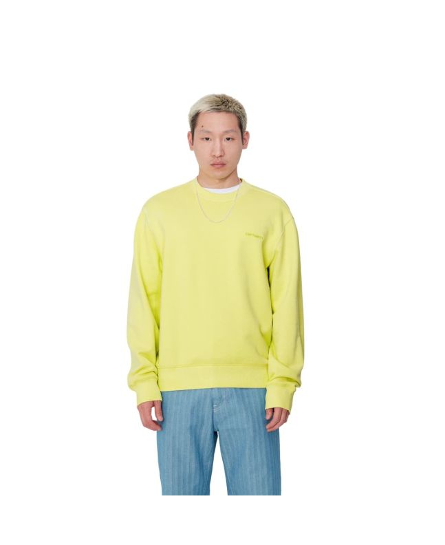 Hombre con sudadera Carhartt WIP Duster Script Lima teñida con pigmentos