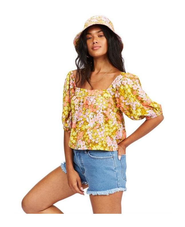 Mujer con Top crop Billabong Beach Daze color mostaza con estampado floral 
