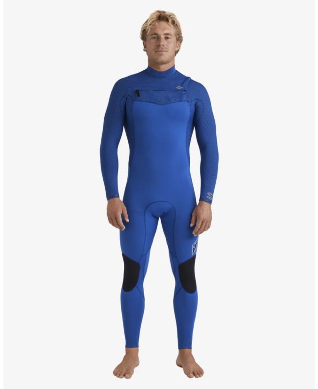 Hombre con traje de surf Billabong Revolution Natural 4/3mm azul cobalto con cremallera en el pecho