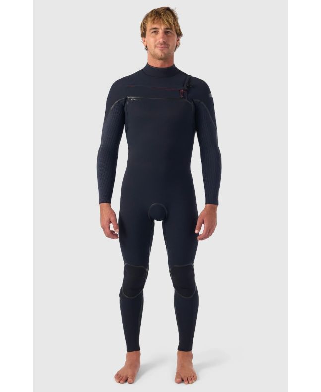 Hombre con traje de surf O'Neill Hyperfreak Fire 4/3 Plus con cremallera en el pecho color negro-negro