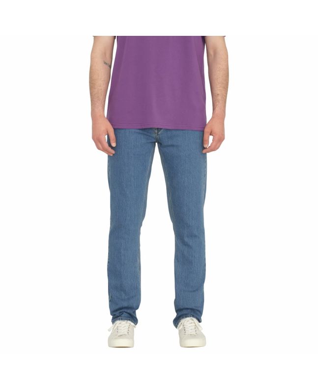 Hombre con pantalón vaquero slim Volcom Vorta Denim Aged Indigo
