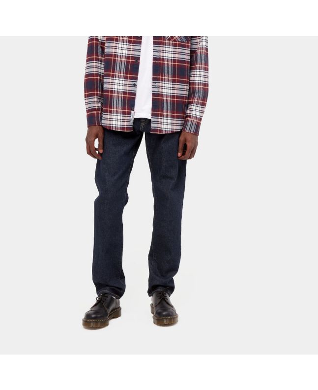 Hombre con pantalón vaquero Carhartt WIP Klondike Pant azul