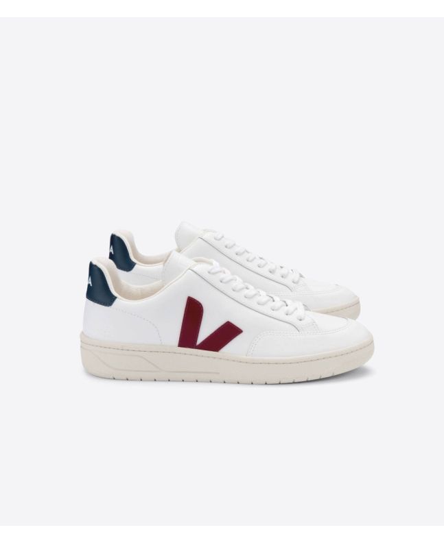 Zapatillas ecológicas para hombre Veja V-12 de cuero blanco con detalles en color granate y azul y suela de goma blanca 