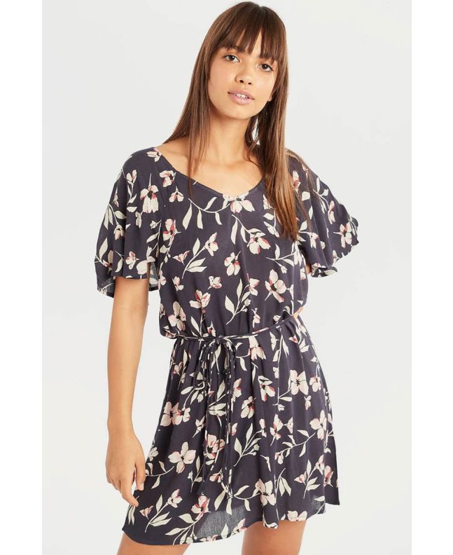 Mujer con vestido corto Billabong Fine Flutter negro floral