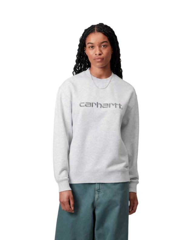 Mujer con con sudadera Carhartt WIP gris jaspeado y logotipo bordado azul