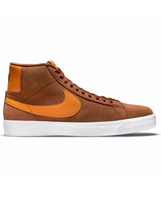 Zapatillas de Skateboard Nike SB Zoom Blazer Mid marrones con logo swoosh naranja y suela blanca 
