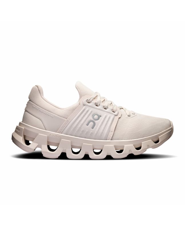 Zapatillas con acabado repelente al agua On Running Cloudswift 4 AD en color arena y blanco marfil para mujer