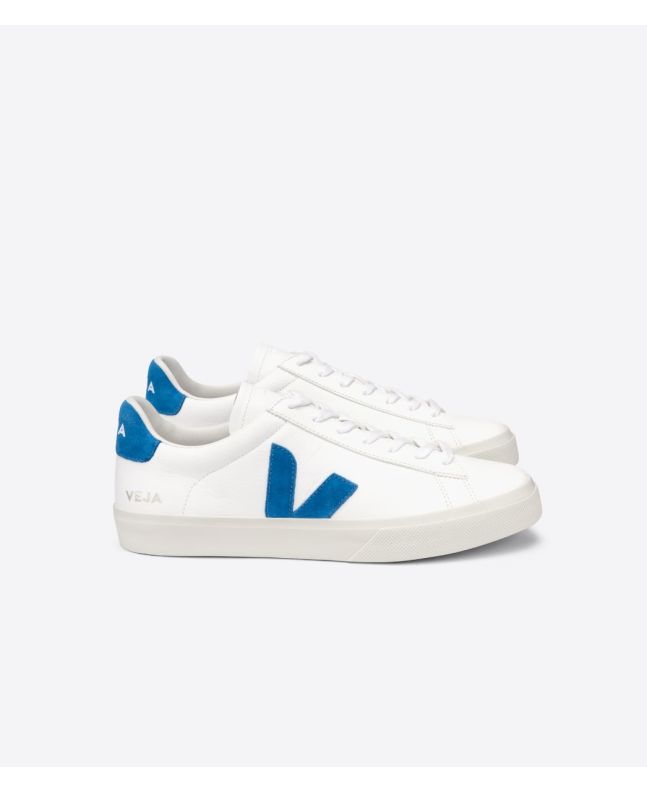 Zapatillas ecológicas Veja Campo Chromefree Leather White Swedish Blue blancas con detalles en azul 