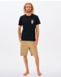 Hombre con Camiseta Rip Curl Search Icon negra corte estándar