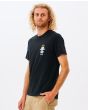 Hombre con Camiseta Rip Curl Search Icon negra lateral