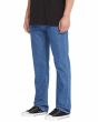 Hombre con Pantalón vaquero Volcom Solver Denim Bold Blue lateral