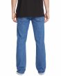 Hombre con Pantalón vaquero Volcom Solver Denim Bold Blue posterior